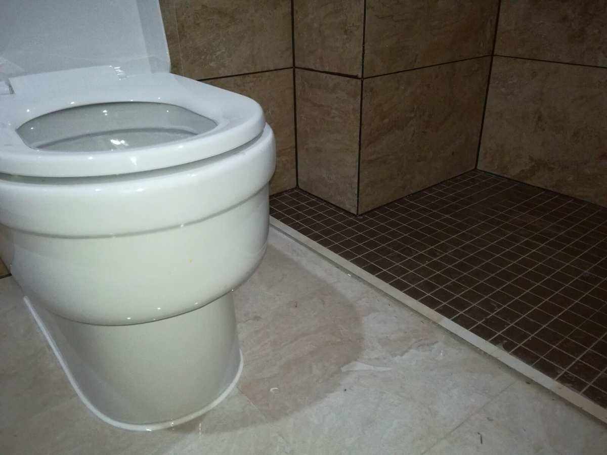 马桶瓷砖裂了用什么粘好(马桶瓷体有裂缝漏水怎么修复)