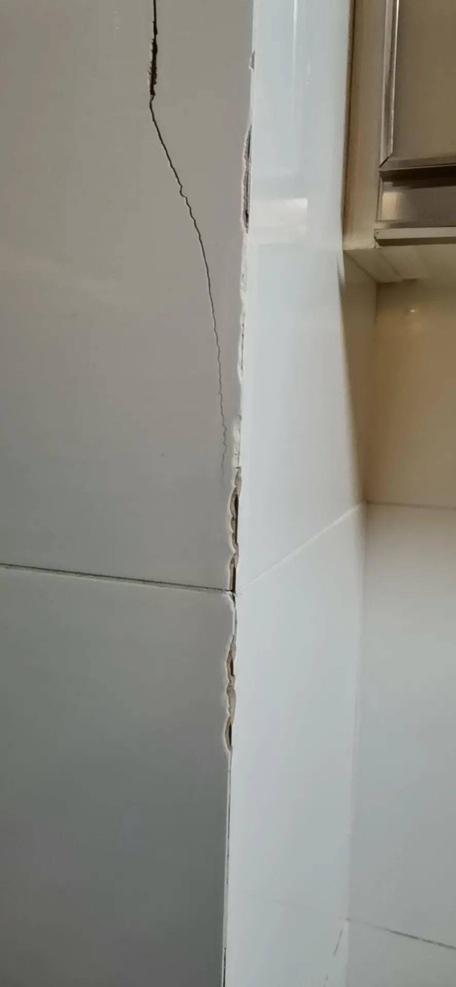 瓷砖没贴齐怎么处理(瓷砖没有贴好怎么敲掉)